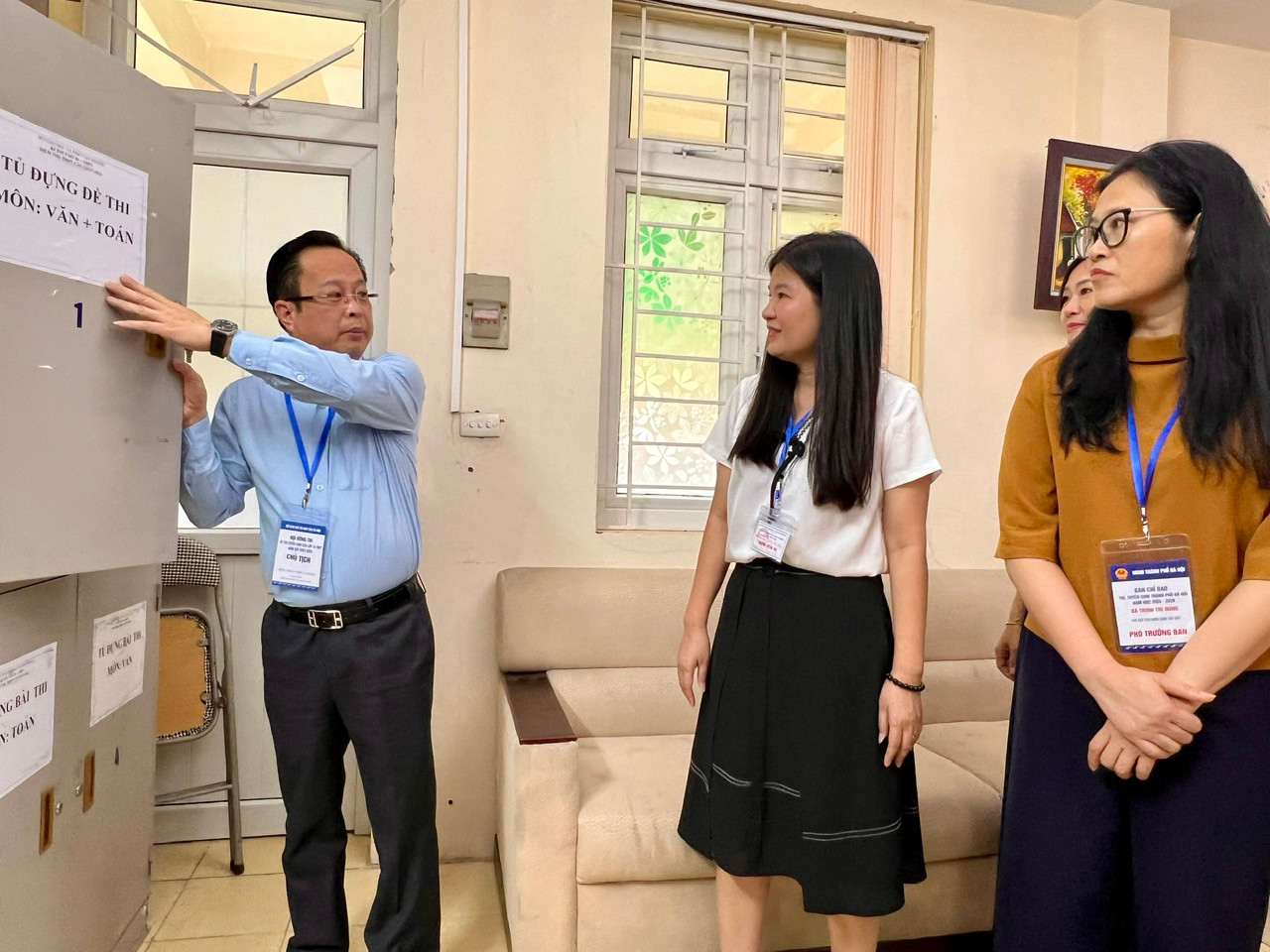 Kiểm tra tủ đựng đề thi, bài thi tại điểm thi Trường THPT Cầu Giấy.