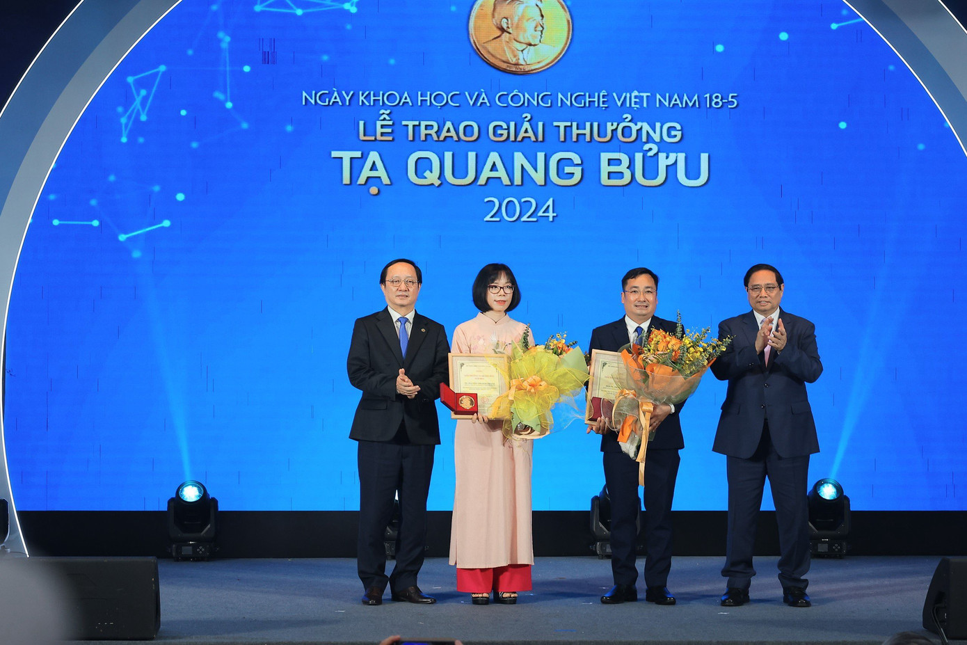 Thủ tướng Chính phủ Phạm Minh Chính trao tặng giải thưởng Tạ Quang Bửu 2024 cho TS Nguyễn Thị Kim Thanh và PGS.TS Trần Mạnh Trí.