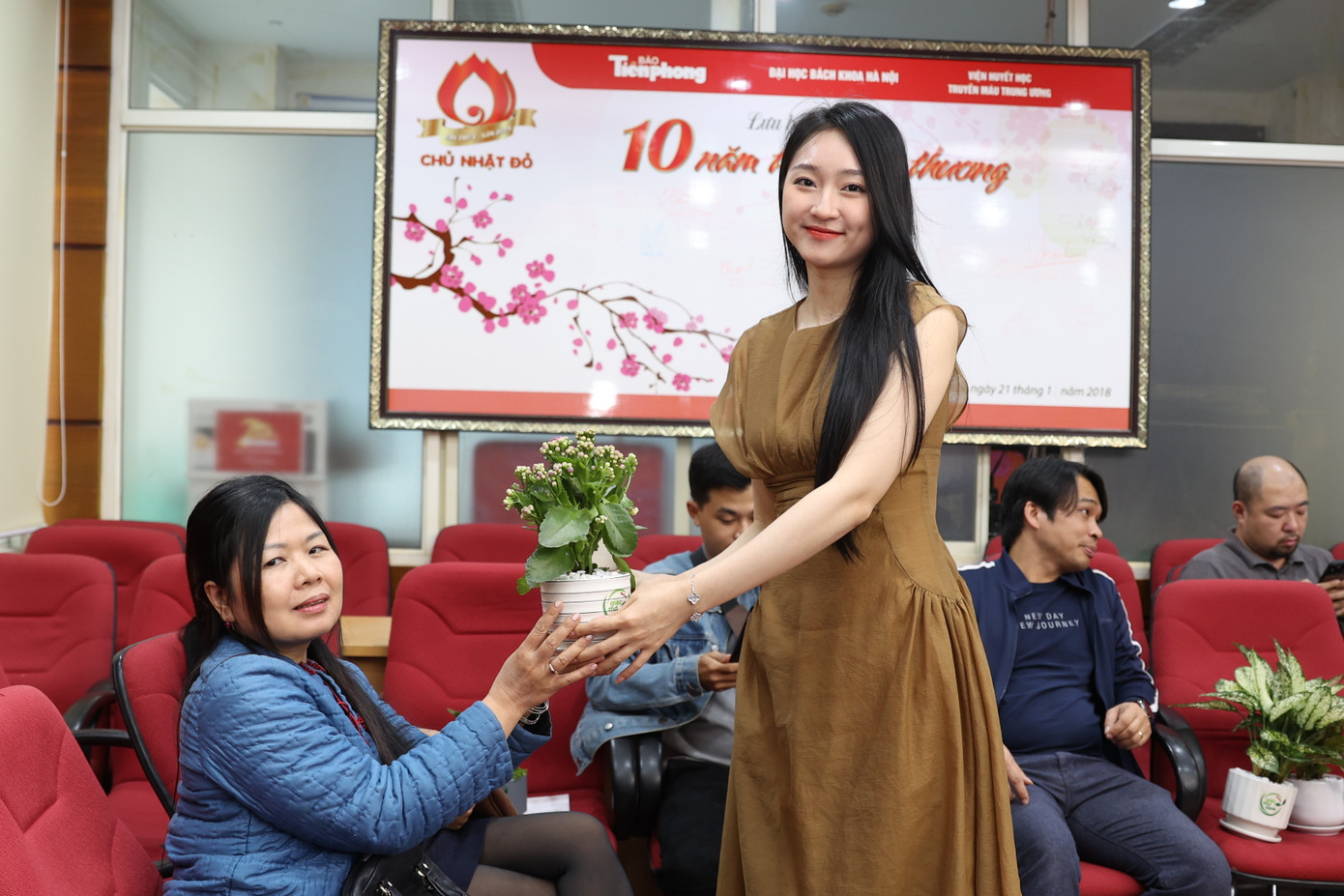 Người đẹp Kim Trà My - Á khôi thanh lịch Hà Nội năm 2023 tham dự họp báo và tặng cây xanh cho đại biểu. Người đẹp Kim Trà My - Á khôi thanh lịch Hà Nội năm 2023 tham dự họp báo và tặng cây xanh cho đại biểu.