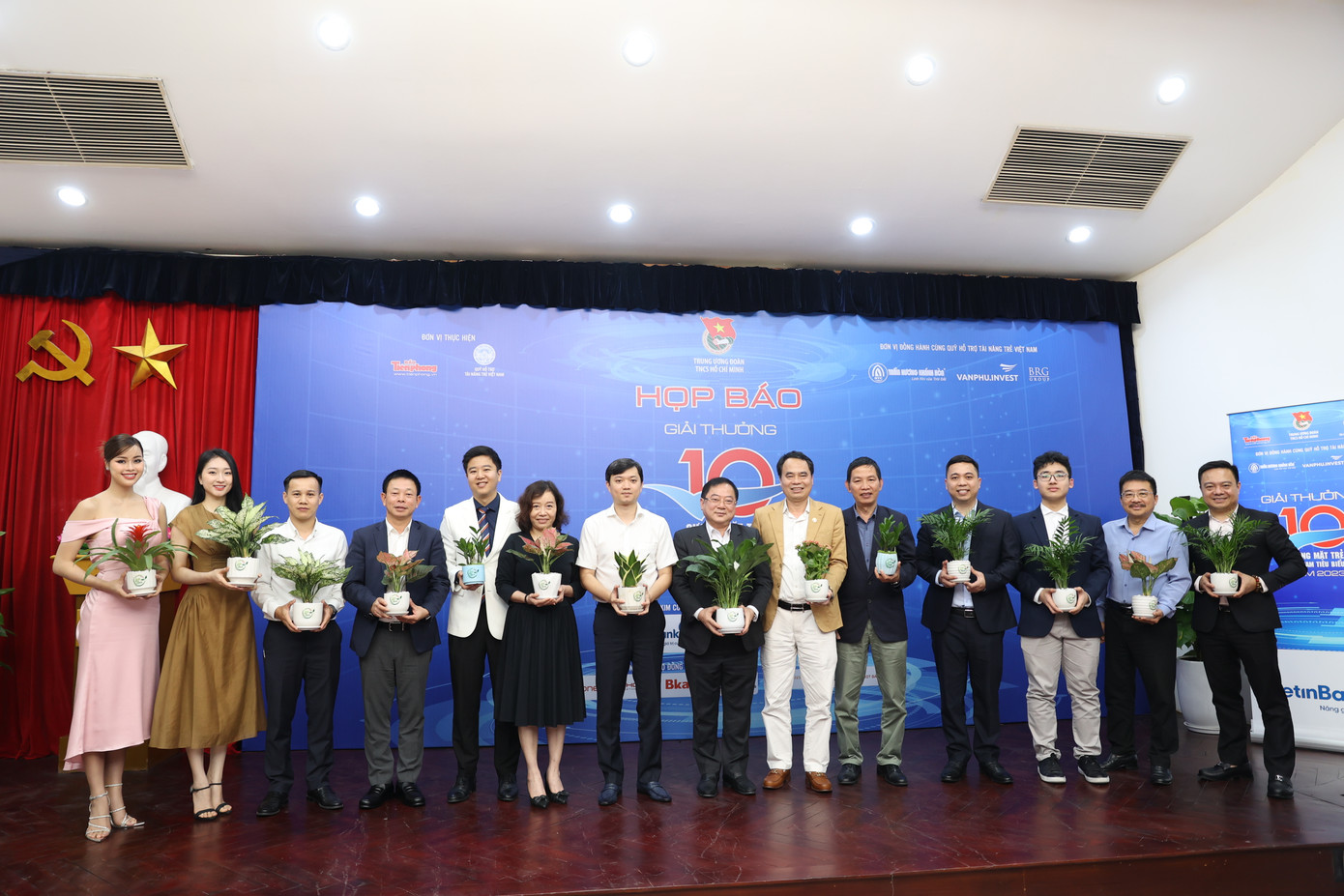 Chiều 20/2 tại Báo Tiền Phong, Hội đồng xét tặng Giải thưởng Gương mặt trẻ Việt Nam tiêu biểu năm 2023 tổ chức họp báo công bố 20 đề cử tiêu biểu vào vòng bình chọn trực tuyến của giải thưởng. Bên cạnh các hoạt động chính, chương trình năm nay còn có nhiều hoạt động bên lề ý nghĩa với tên gọi Giấc mơ xanh, hướng tới lan toả các hoạt động bảo vệ môi trường, tôn vinh lối sống gần gũi với thiên nhiên. Chiều 20/2 tại Báo Tiền Phong, Hội đồng xét tặng Giải thưởng Gương mặt trẻ Việt Nam tiêu biểu năm 2023 tổ chức họp báo công bố 20 đề cử tiêu biểu vào vòng bình chọn trực tuyến của giải thưởng. Bên cạnh các hoạt động chính, chương trình năm nay còn có nhiều hoạt động bên lề ý nghĩa với tên gọi Giấc mơ xanh, hướng tới lan toả các hoạt động bảo vệ môi trường, tôn vinh lối sống gần gũi với thiên nhiên.