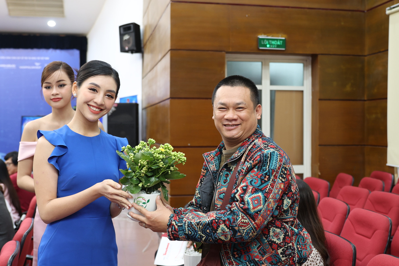 Người đẹp Lê Thanh Tú - Miss golf Việt Nam năm 2022 cũng tham gia hoạt động tặng cây xanh, lan toả lối sống gần gũi với thiên nhiên. Người đẹp Lê Thanh Tú - Miss golf Việt Nam năm 2022 cũng tham gia hoạt động tặng cây xanh, lan toả lối sống gần gũi với thiên nhiên.