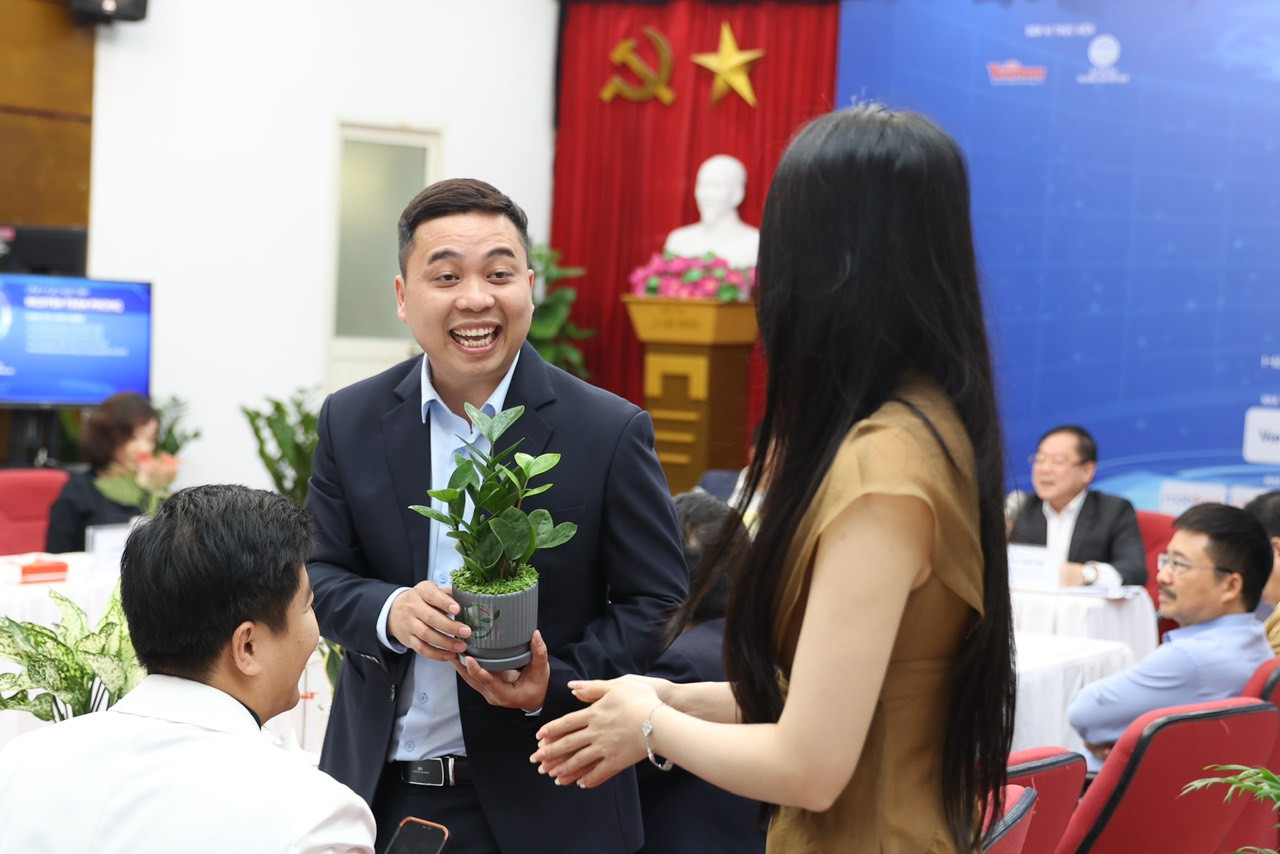 Anh Vũ Gia Luyện - Gương mặt trẻ Việt Nam tiêu biểu 2022, CEO Công ty CP Giải pháp công nghệ Quốc tế ITS, Công ty CP Phát triển thương hiệu Việt Nam BDS lan toả tinh thần trồng cây đến đại biểu. Anh Vũ Gia Luyện - Gương mặt trẻ Việt Nam tiêu biểu 2022, CEO Công ty CP Giải pháp công nghệ Quốc tế ITS, Công ty CP Phát triển thương hiệu Việt Nam BDS lan toả tinh thần trồng cây đến đại biểu.