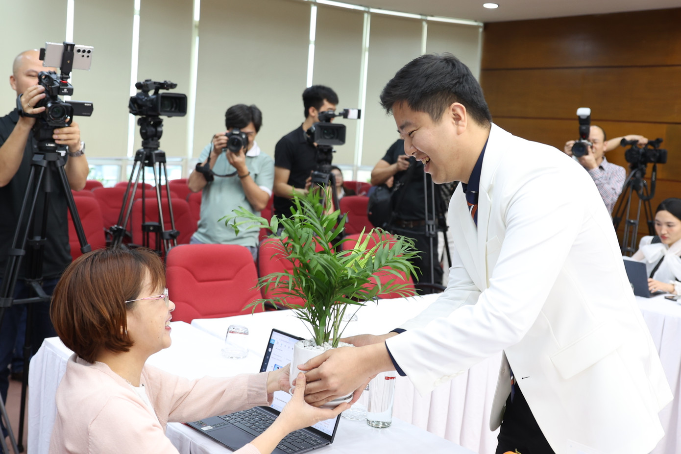 BS Đỗ Doãn Bách - Bệnh viện Bạch Mai - Gương mặt trẻ Việt Nam tiêu biểu 2021 tặng cây cho đại biểu. BS Đỗ Doãn Bách - Bệnh viện Bạch Mai - Gương mặt trẻ Việt Nam tiêu biểu 2021 tặng cây cho đại biểu.