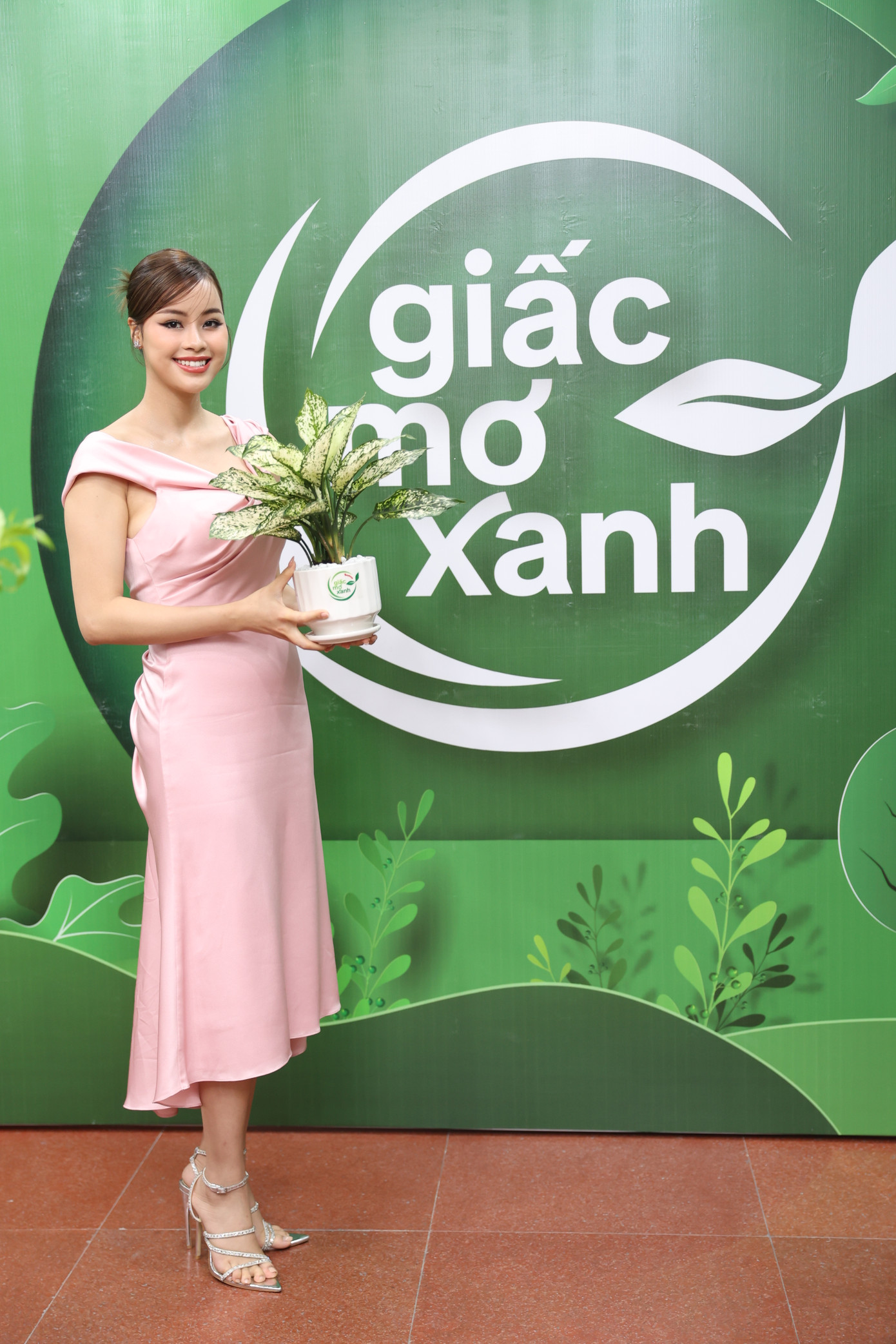 Tham gia tặng cây xanh cho các đại biểu, Á hậu Đào Hiền mong muốn các bạn trẻ tích cực tham gia trồng cây, không chỉ trong mùa Xuân mà bất cứ khi nào có thể để góp phần bảo vệ môi trường, lan toả lối sống xanh. Tham gia tặng cây xanh cho các đại biểu, Á hậu Đào Hiền mong muốn các bạn trẻ tích cực tham gia trồng cây, không chỉ trong mùa Xuân mà bất cứ khi nào có thể để góp phần bảo vệ môi trường, lan toả lối sống xanh.