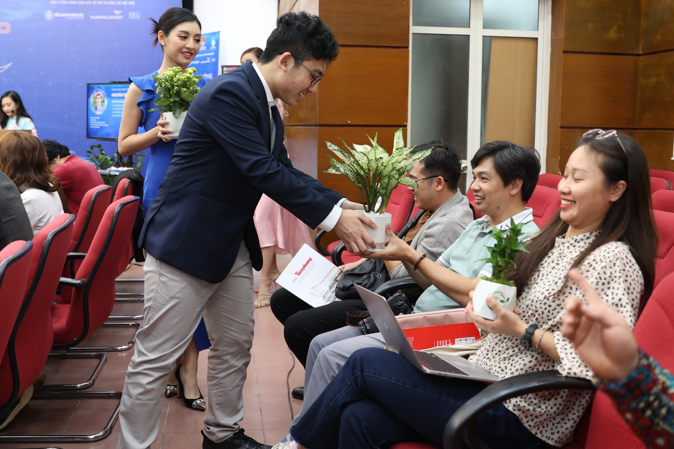 Em Võ Hoàng Hải – Gương mặt trẻ Việt Nam tiêu biểu 2022, được biết đến là học sinh lớp 10 đầu tiên của Việt Nam giành huy chương Vàng kỳ thi Olympic Vật lý quốc tế trao tặng cây cho đại biểu. Em Võ Hoàng Hải – Gương mặt trẻ Việt Nam tiêu biểu 2022, được biết đến là học sinh lớp 10 đầu tiên của Việt Nam giành huy chương Vàng kỳ thi Olympic Vật lý quốc tế trao tặng cây cho đại biểu.