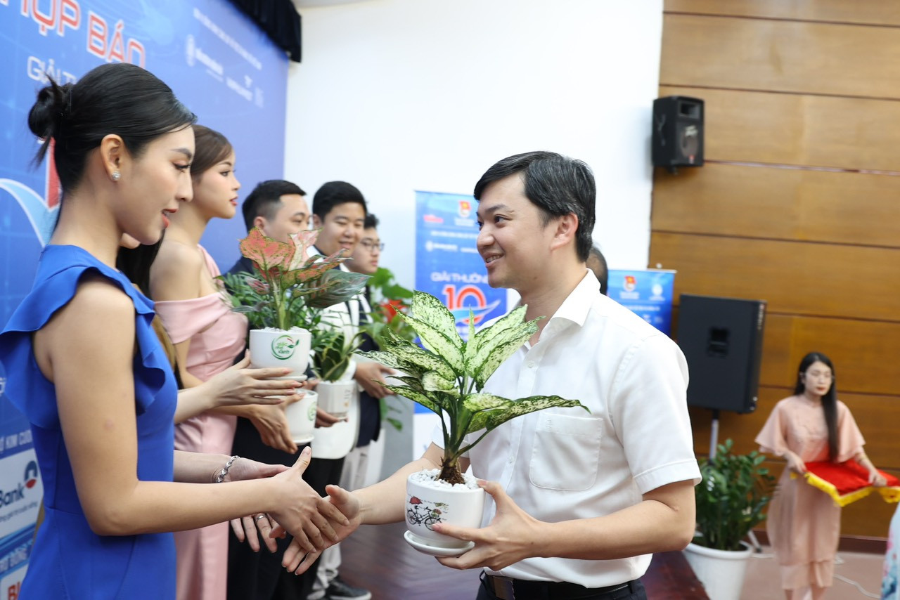 Tại buổi họp báo, anh Nguyễn Minh Triết - Bí thư T.Ư Đoàn, Chủ tịch T.Ư Hội Sinh viên Việt Nam, cùng nhà báo Lê Xuân Sơn - Tổng Biên tập báo Tiền Phong đã trao tặng cây khách mời là Gương mặt trẻ Việt Nam nhiều thời kỳ cùng các người đẹp tham dự họp báo. Tại buổi họp báo, anh Nguyễn Minh Triết - Bí thư T.Ư Đoàn, Chủ tịch T.Ư Hội Sinh viên Việt Nam, cùng nhà báo Lê Xuân Sơn - Tổng Biên tập báo Tiền Phong đã trao tặng cây khách mời là Gương mặt trẻ Việt Nam nhiều thời kỳ cùng các người đẹp tham dự họp báo.