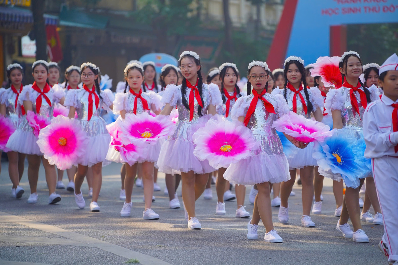 Một sáng mùa thu, sáng hoa rực rỡ, ngợp trời bên bờ Hồ Hoàn Kiếm. Các em học sinh nguyện tiếp tục phấn đấu, rèn đức, luyện tài vì ngày mai tươi sáng.