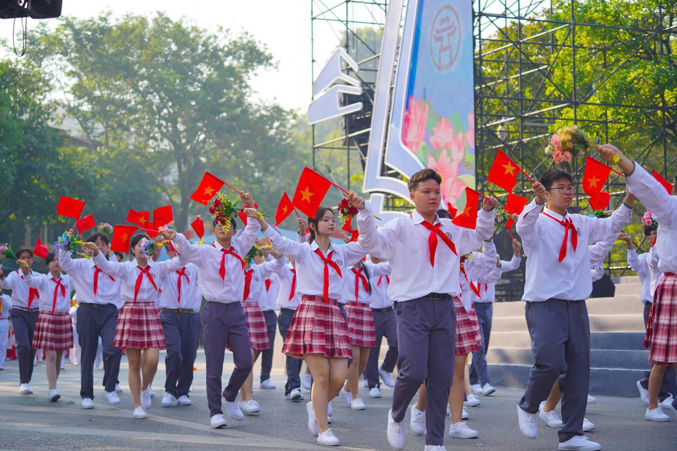 Thủ đô Hà Nội hiện có gần 3.000 trường học với gần 2,3 triệu học sinh các cấp.