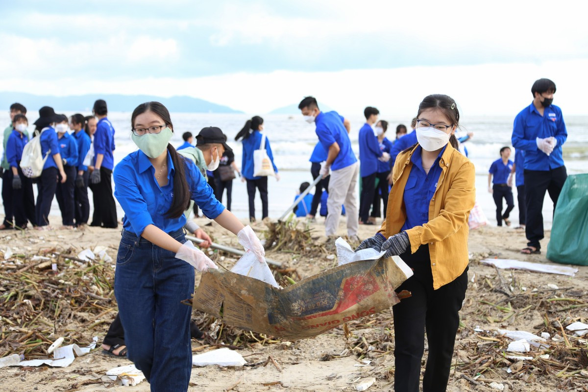 Tuổi trẻ Đà Nẵng ra quân làm sạch bờ biển. Ảnh: Giang Thanh.