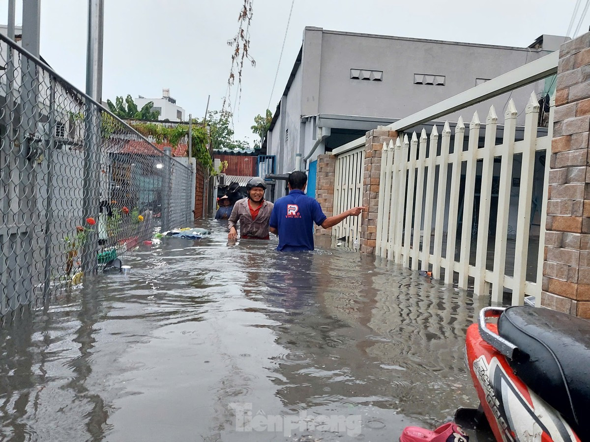 TPHCM hứng chịu mưa lớn kỷ lục vào sáng 10/5.