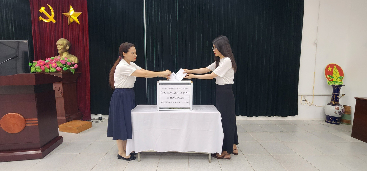 Cán bộ, giáo viên, nhân viên các nhà trường đã quyên góp, ủng hộ.