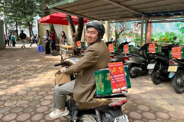 Năm ngoái, giáo viên Trường THCS Giảng Võ (Hà Nội) bất ngờ khi được nhà trường tặng quà Tết là thùng bia được bí mật buộc sẵn trên xe. Năm ngoái, giáo viên Trường THCS Giảng Võ (Hà Nội) bất ngờ khi được nhà trường tặng quà Tết là thùng bia được bí mật buộc sẵn trên xe.