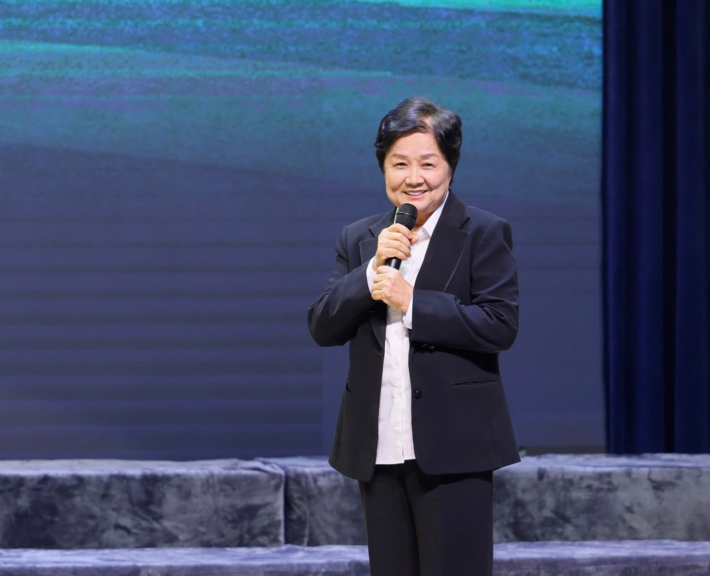 Bà Phạm Bích Ngà, Chủ tịch Hội đồng quản trị, người sáng lập Trường tiểu học, THCS và THPT Ngôi Sao Hoàng Mai phát biểu tại buổi lễ.