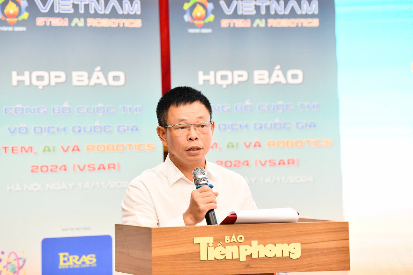 Nhà báo Phùng Công Sưởng, Tổng biên tập báo Tiền Phong, Trưởng ban tổ chức cuộc thi phát biểu tại buổi họp báo.