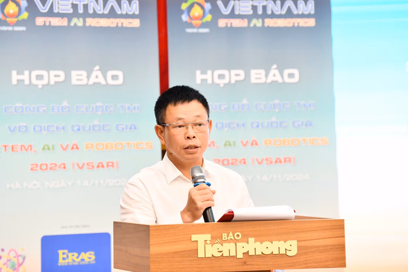 Nhà báo Phùng Công Sưởng, Tổng biên tập báo Tiền Phong, Trưởng ban tổ chức cuộc thi phát biểu tại buổi họp báo. Nhà báo Phùng Công Sưởng, Tổng biên tập báo Tiền Phong, Trưởng ban tổ chức cuộc thi phát biểu tại buổi họp báo.