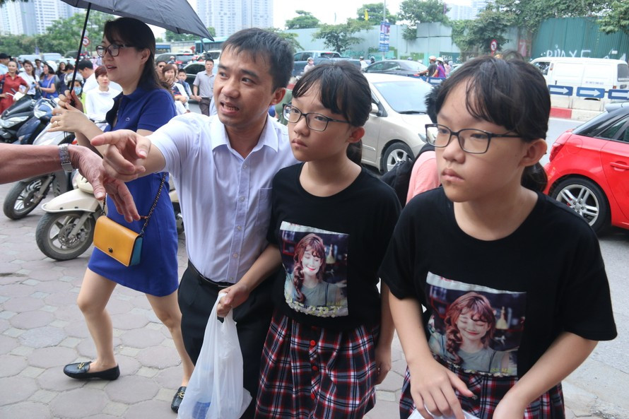 Tuyển sinh vào lớp 6 các trường "hot" luôn là vấn đề được phụ huynh Hà Nội quan tâm.