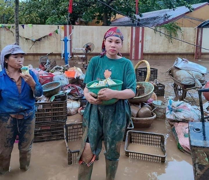 Sau bão lũ, sách vở, thiết bị dạy học của nhiều trường đều bị hư hỏng nặng.