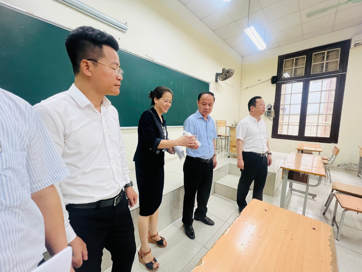 Đoàn đã kiểm tra các phòng thi chuẩn bị cho kỳ thi tuyển sinh lớp 10. Đoàn đã kiểm tra các phòng thi chuẩn bị cho kỳ thi tuyển sinh lớp 10.