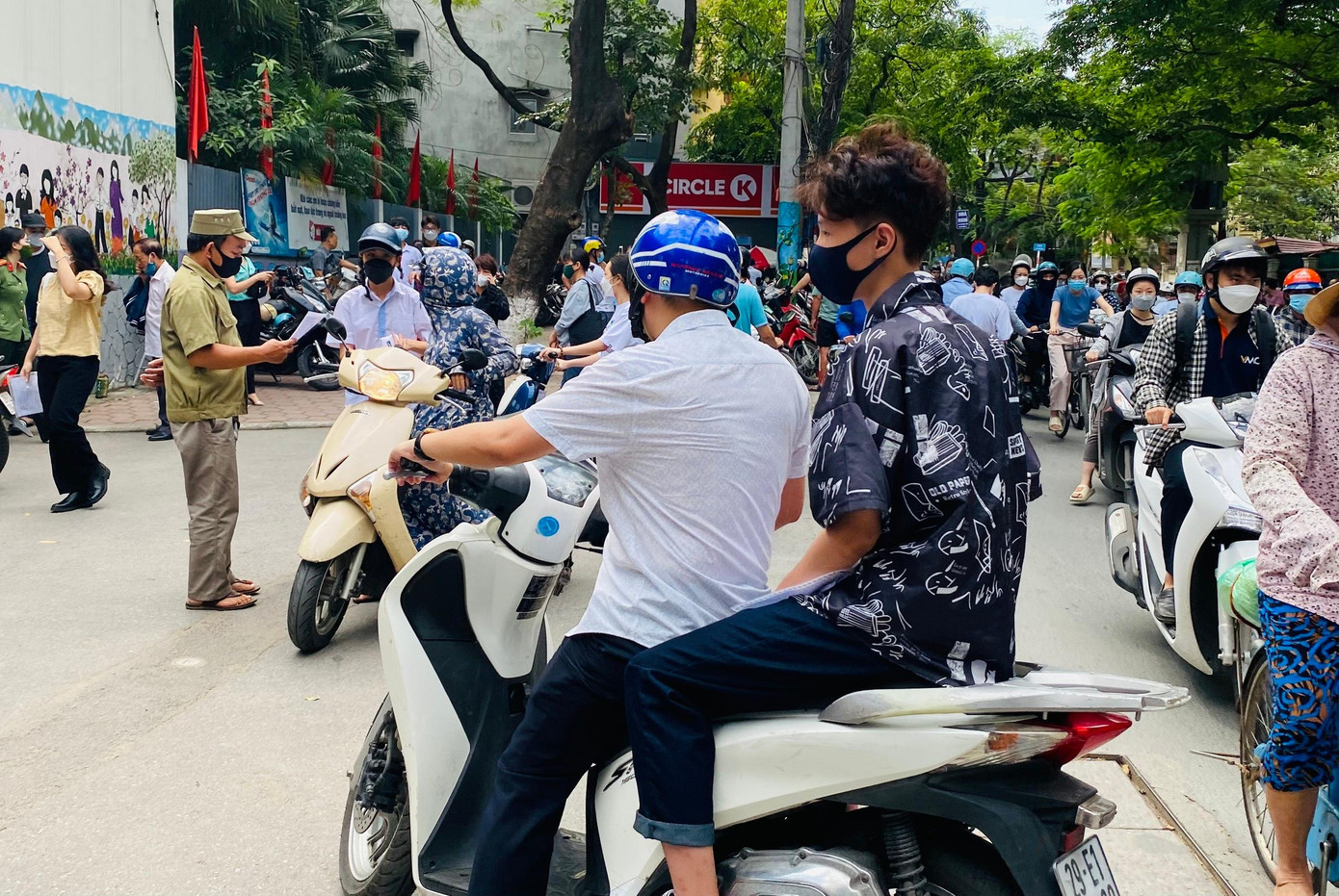 Đây là một ví dụ cho việc thí sinh "đầu trần" ngồi xe máy tham gia giao thông. Thậm chí, có phụ huynh chở cả thí sinh và trẻ nhỏ đến điểm thi nhưng cả 3 đều không đội mũ bảo hiểm. Đây là một ví dụ cho việc thí sinh "đầu trần" ngồi xe máy tham gia giao thông. Thậm chí, có phụ huynh chở cả thí sinh và trẻ nhỏ đến điểm thi nhưng cả 3 đều không đội mũ bảo hiểm.