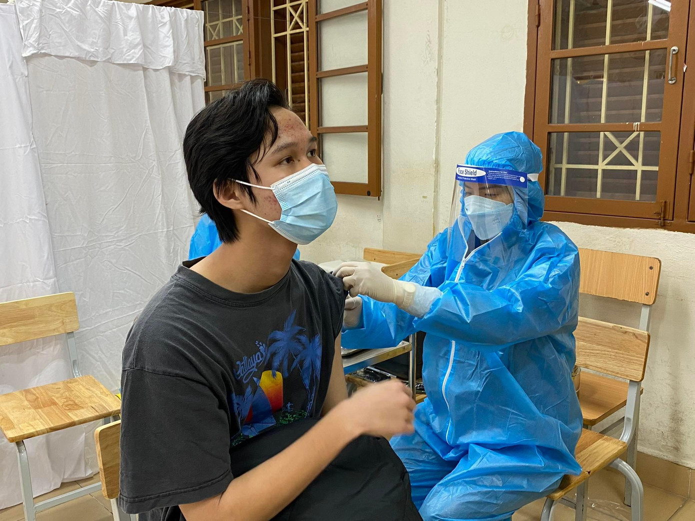 Bà Nguyễn Thị Hiền, Hiệu trưởng Trường THPT Kim Liên cho biết, trước đó trường có 2.043/2.104 học sinh đăng ký tiêm. Do học sinh đông, trường và lực lượng y tế lên kế hoạch tiêm trong vòng 2 ngày mới hết, trong đó, buổi đầu tiên đã tiêm an toàn cho 600 học sinh lớp 12. Bà Hiền cho biết: "Để tránh lọt những hình ảnh nhạy cảm ra ngoài ảnh hưởng tâm lý học sinh, nhà trường bố trí khu vực tiêm riêng cho nam, nữ và các em không được đưa điện thoại vào”.