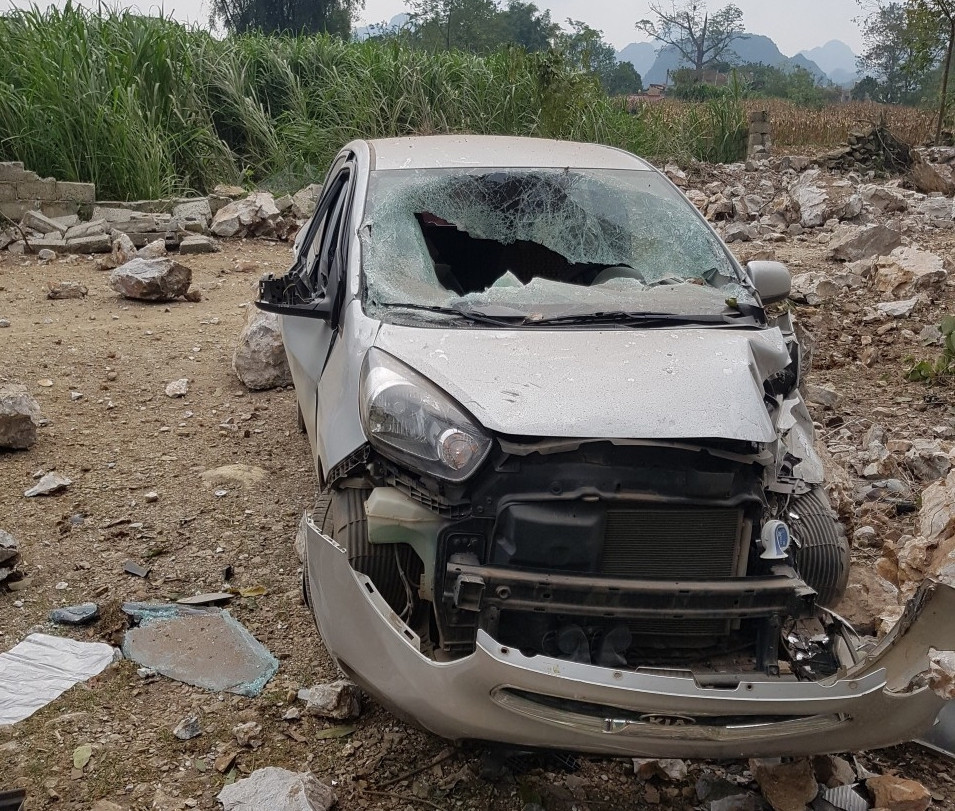 Đá rơi từ trên núi trong trận động đất năm 2019 ở Cao Bằng khiến ô tô bị hư hại. Ảnh: Báo Cao Bằng.