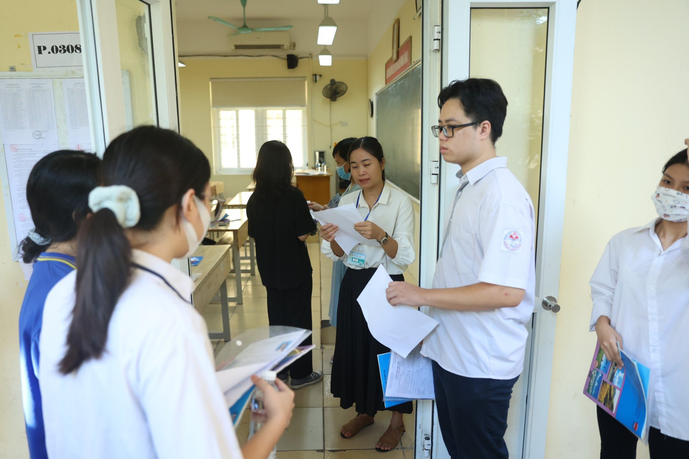 Ngày mai, đúng 14 giờ, thí sinh trên toàn quốc sẽ đến điểm thi làm thủ tục thi trước khi bước vào Kỳ thi tốt nghiệp THPT năm 2024. Ngày mai, đúng 14 giờ, thí sinh trên toàn quốc sẽ đến điểm thi làm thủ tục thi trước khi bước vào Kỳ thi tốt nghiệp THPT năm 2024.