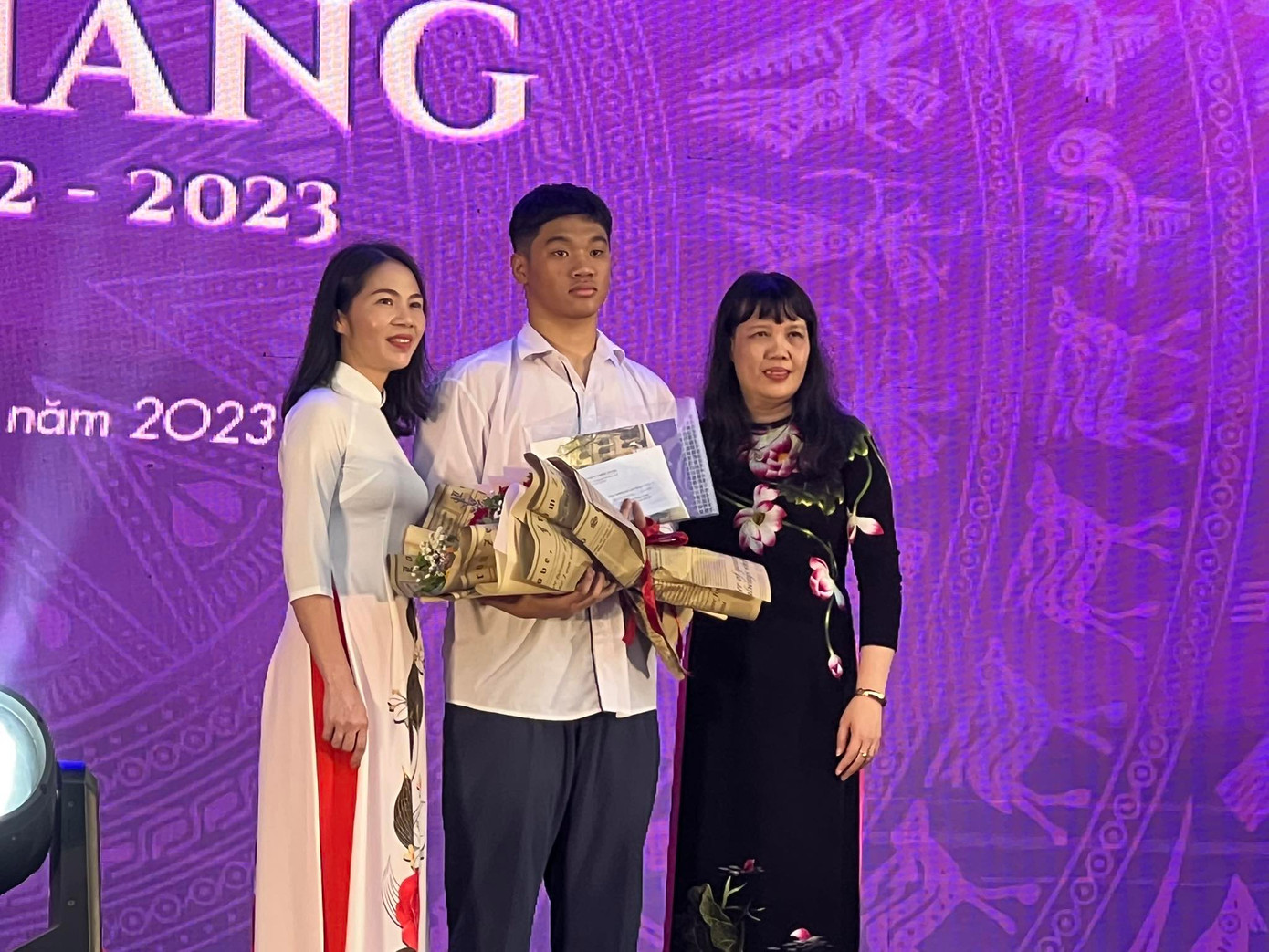 Bà Nguyễn Bội Quỳnh, Hiệu trưởng Trường THPT Việt Đức (Hà Nội) trao thưởng cho học sinh có thành tích tốt trong năm học. Bà Nguyễn Bội Quỳnh, Hiệu trưởng Trường THPT Việt Đức (Hà Nội) trao thưởng cho học sinh có thành tích tốt trong năm học.