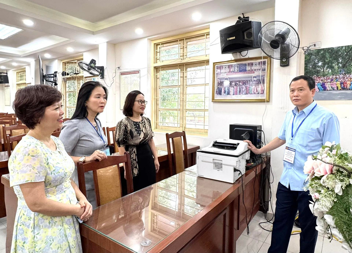 Đoàn kiểm tra công tác chuẩn bị cơ sở vật chất trước kỳ thi kiểm tra tại Trường THCS Đống Đa.