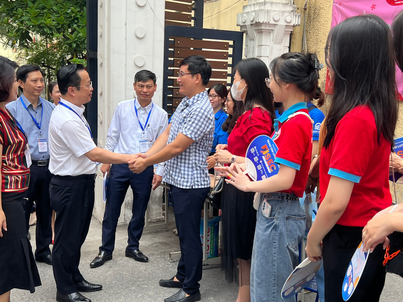 Lãnh đạo Sở GD&amp;ĐT Hà Nội động viên phụ huynh, lực lượng thanh niên tình nguyện hỗ trợ kỳ thi tại điểm thi THPT Quang Trung, quận Đống Đa (Hà Nội)