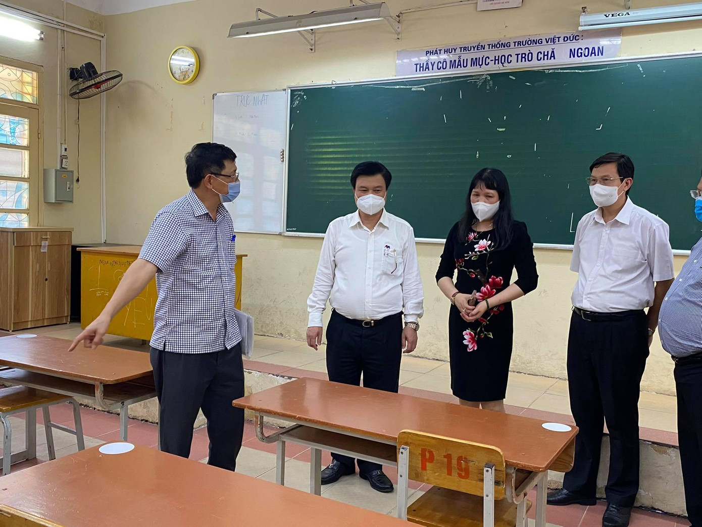 Phó giám đốc Sở GD&ĐT Hà Nội Phạm Xuân Tiến cho biết, thí sinh sẽ ngồi hình zích zắc để đảm bảo giãn cách. Phó giám đốc Sở GD&ĐT Hà Nội Phạm Xuân Tiến cho biết, thí sinh sẽ ngồi hình zích zắc để đảm bảo giãn cách.