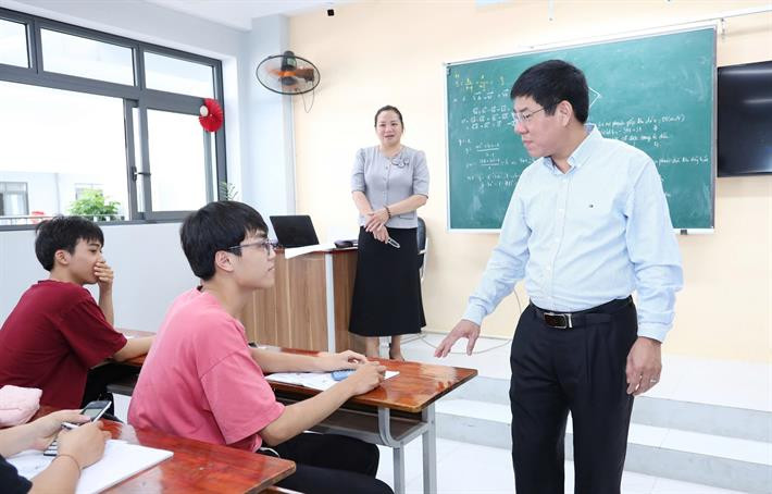 Cục trưởng Cục quản lý chất lượng, Bộ GD&amp;ĐT Huỳnh Văn Chương động viên học sinh Tuyên Quang trước kỳ thi.