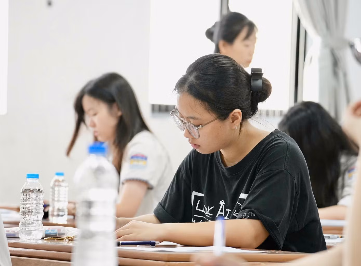 Thí sinh hoàn thành ngày thi đầu tiên. (ảnh: Hoàng Mạnh Thắng)
