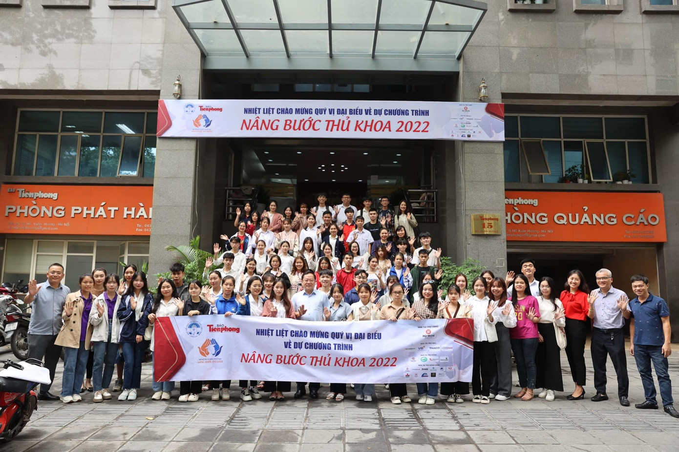 Sinh viên là thủ khoa các trường ĐH khu vực phía Bắc chụp ảnh lưu niệm với Ban tổ chức tại toà soạn Báo Tiền Phong sáng 30/11. (Ảnh: Như Ý)