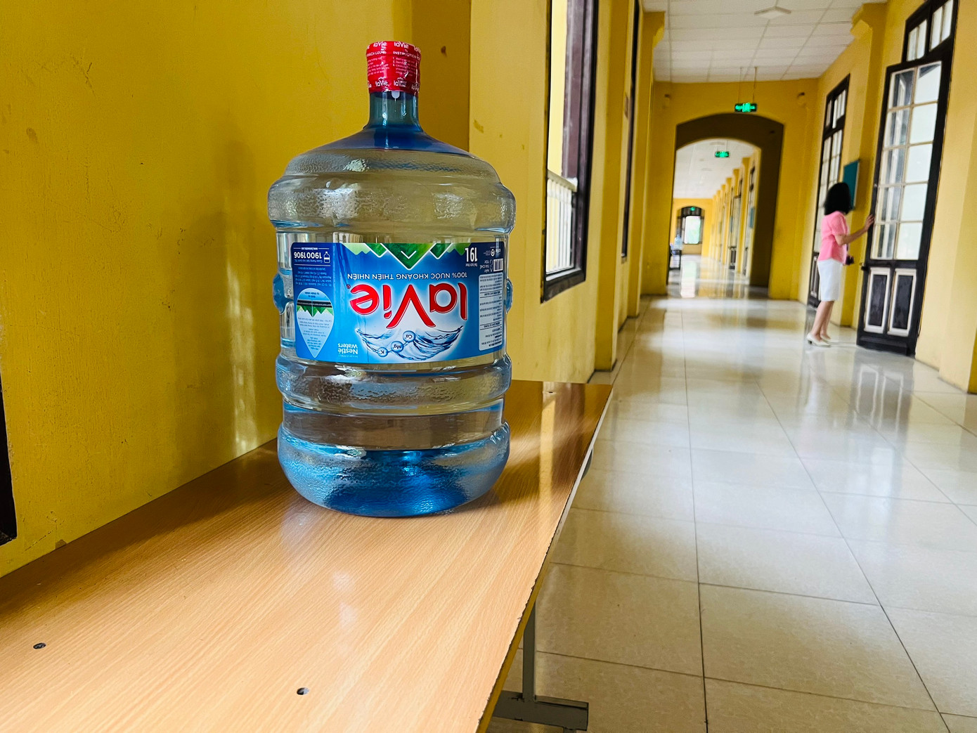 Nước uống cho thí sinh được chuẩn bị sẵn ở hành lang, trước cửa phòng thi. Nước uống cho thí sinh được chuẩn bị sẵn ở hành lang, trước cửa phòng thi.