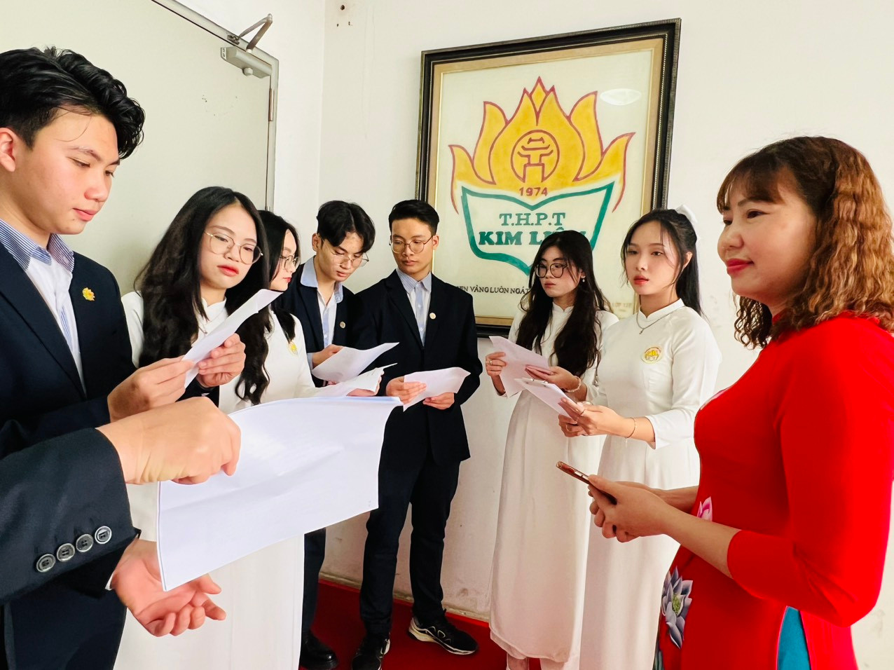 Các học sinh được kết nạp Đảng đúng dịp Kỷ niệm 93 năm Ngày thành lập Đoàn THCS Hồ Chí Minh (26/31931- 26/3/2024).