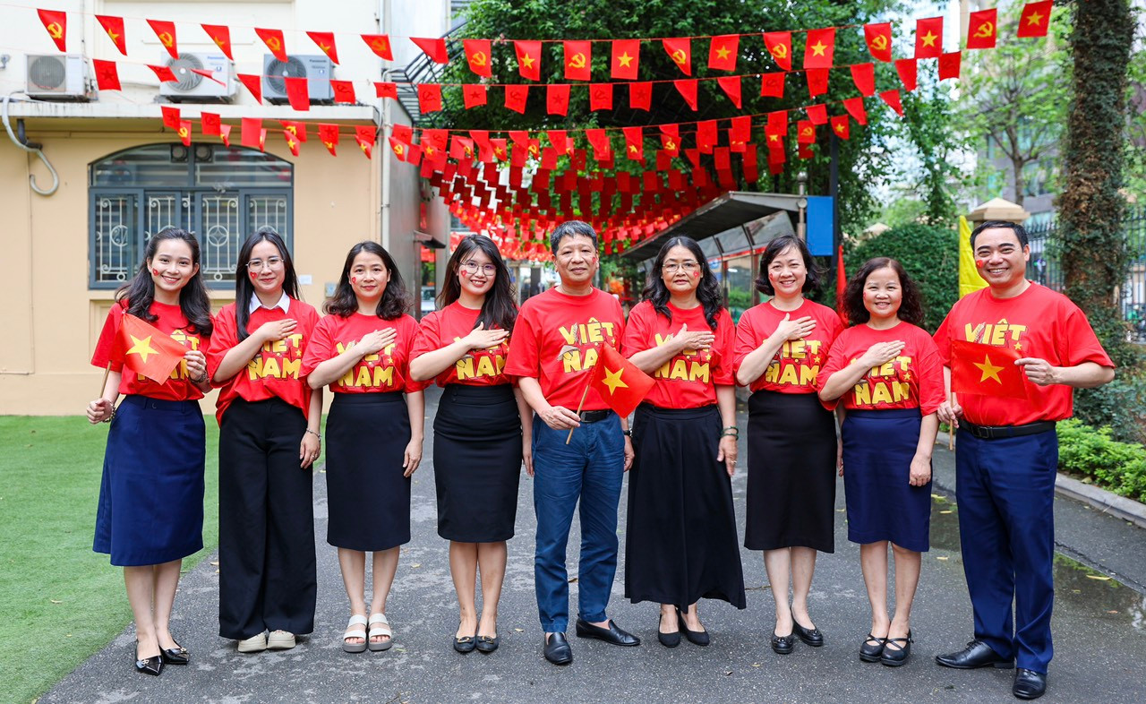 Thầy cô cũng mặc áo cờ đỏ sao vàng chào mừng ngày 30/4. Thầy cô cũng mặc áo cờ đỏ sao vàng chào mừng ngày 30/4.