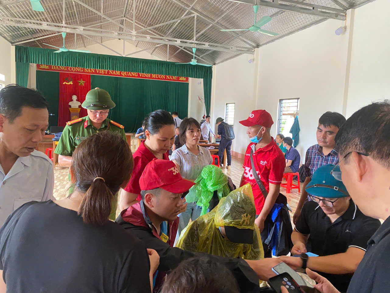 Tặng Sim Viettel miễn phí cho người dân, các chiến sĩ, cán bộ phục vụ công tác cứu hộ, cứu nạn tại Làng Nủ, Bảo Yên, Lào Cai.