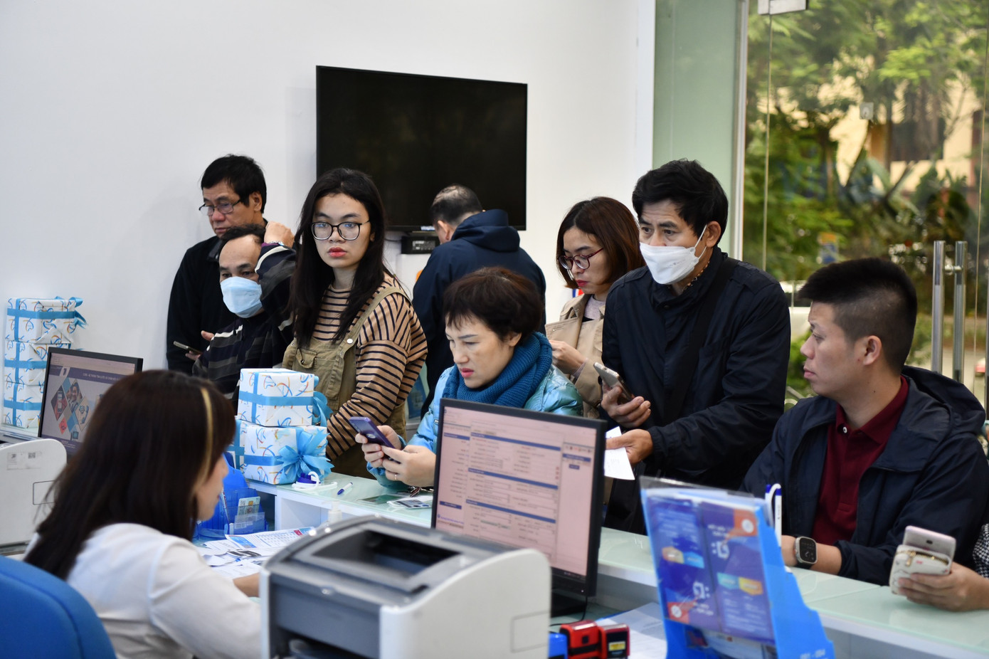 Khách hàng thực hiện chuẩn hóa thông tin thuê bao. Ảnh: Như Ý.