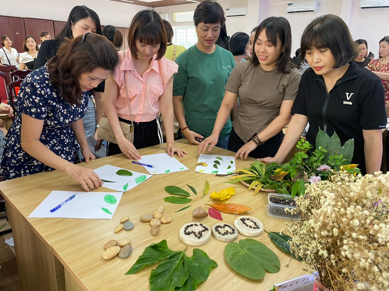 Ngoài dạy học, giáo viên còn phải tham gia nhiều hoạt động tập huấn, bồi dưỡng đổi mới phương pháp nhưng chế độ tiền lương chưa tương xứng công sức.