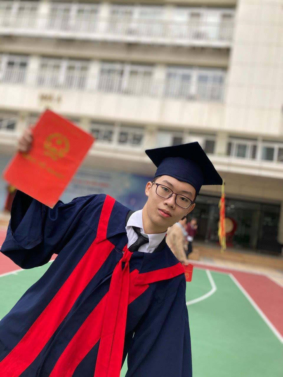 Đỗ Mạnh Dũng, đỗ thủ khoa bộ môn Vật lý với số điểm 26,75. Đỗ Mạnh Dũng, đỗ thủ khoa bộ môn Vật lý với số điểm 26,75.