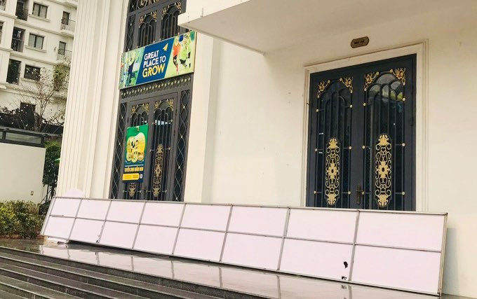 Biển hiệu cơ sở giáo dục mầm non này đã bị hạ sáng nay (4/4).