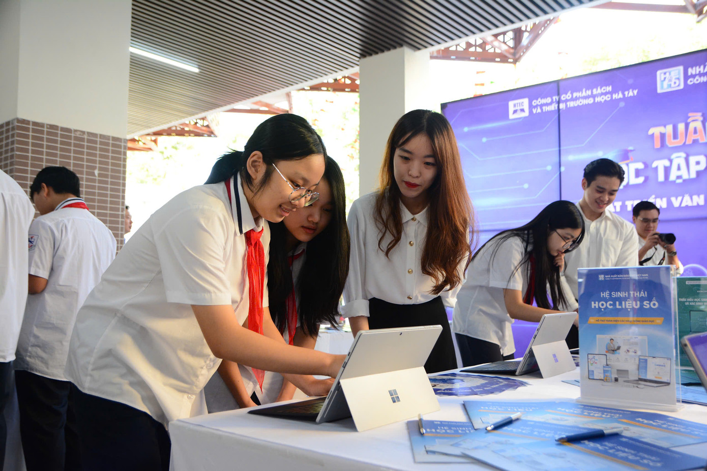 Học sinh Trường THCS Giảng Võ hào hứng với góc triển lãm. Học sinh Trường THCS Giảng Võ hào hứng với góc triển lãm.