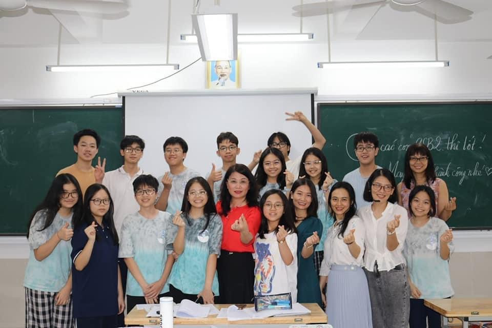 Cô trò Trường THCS Cầu Giấy.