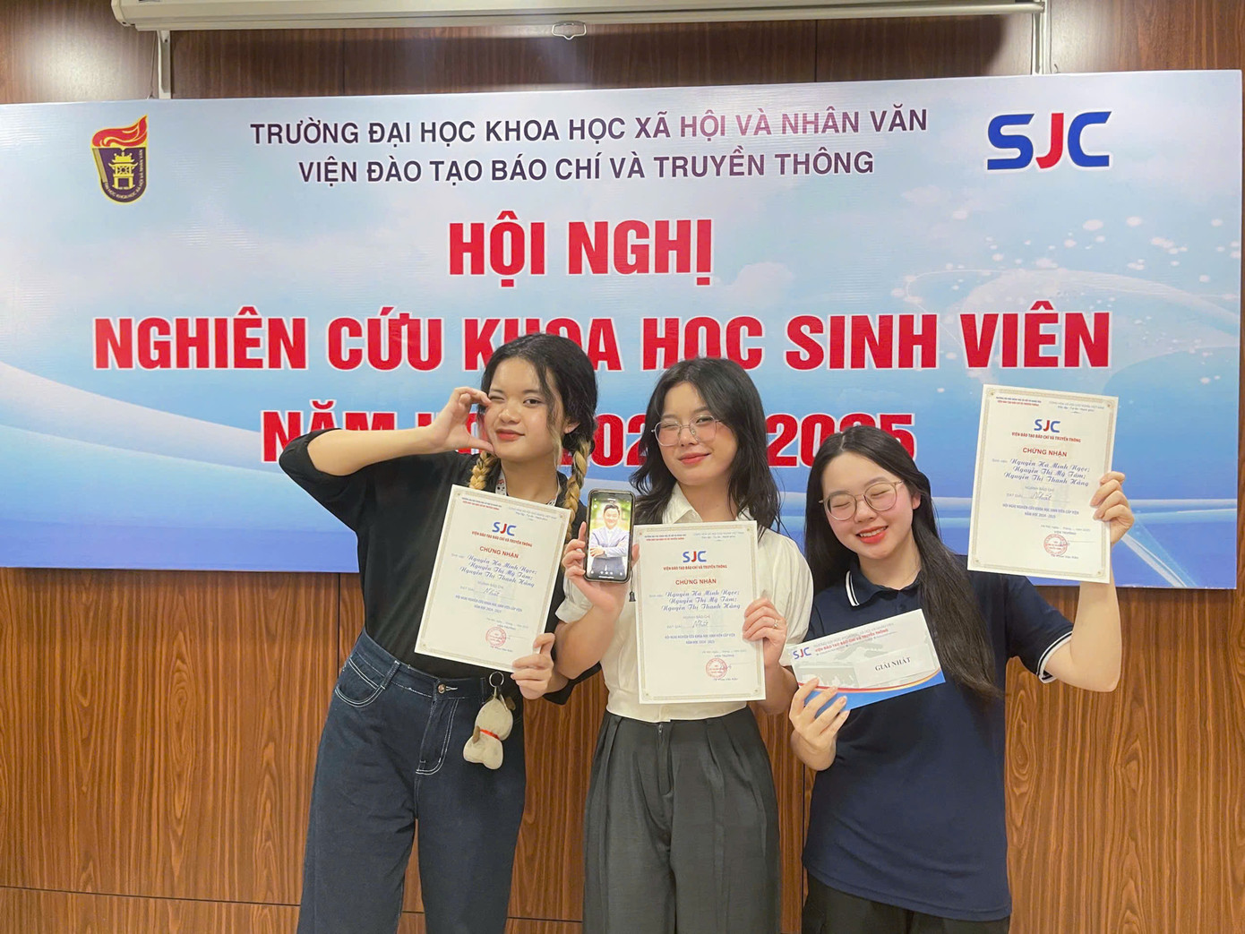 Minh Ngọc (ngoài cùng, bên trái) nhận giải thưởng cuộc thi nghiên cứu khoa học về "Ứng dụng trí tuệ nhân tạo trong hoạt động học tập và tác nghiệp của sinh viên báo chí”.