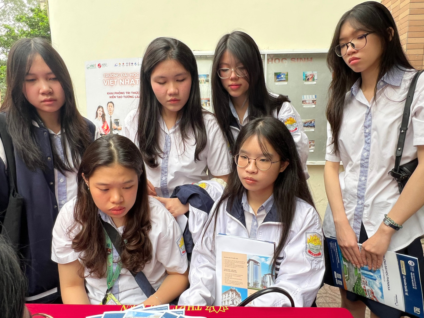 Học sinh lớp 12 tại Hà Nội tham gia chương trình tư vấn tuyển sinh. Học sinh lớp 12 tại Hà Nội tham gia chương trình tư vấn tuyển sinh.