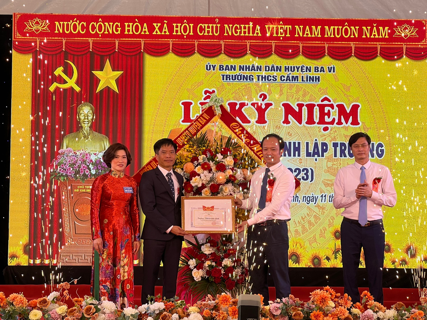 Dịp này, nhà trường được UBND huyện Ba Vì khen thưởng với danh hiệu Tập thể có thành tích xuất sắc. Dịp này, nhà trường được UBND huyện Ba Vì khen thưởng với danh hiệu Tập thể có thành tích xuất sắc.