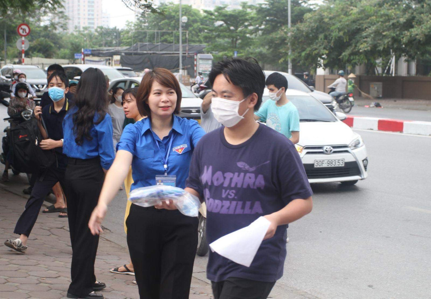 Thí sinh dự kỳ thi tuyển sinh lớp 10 chuyên của các THPT tại Hà Nội hôm nay (12/6).