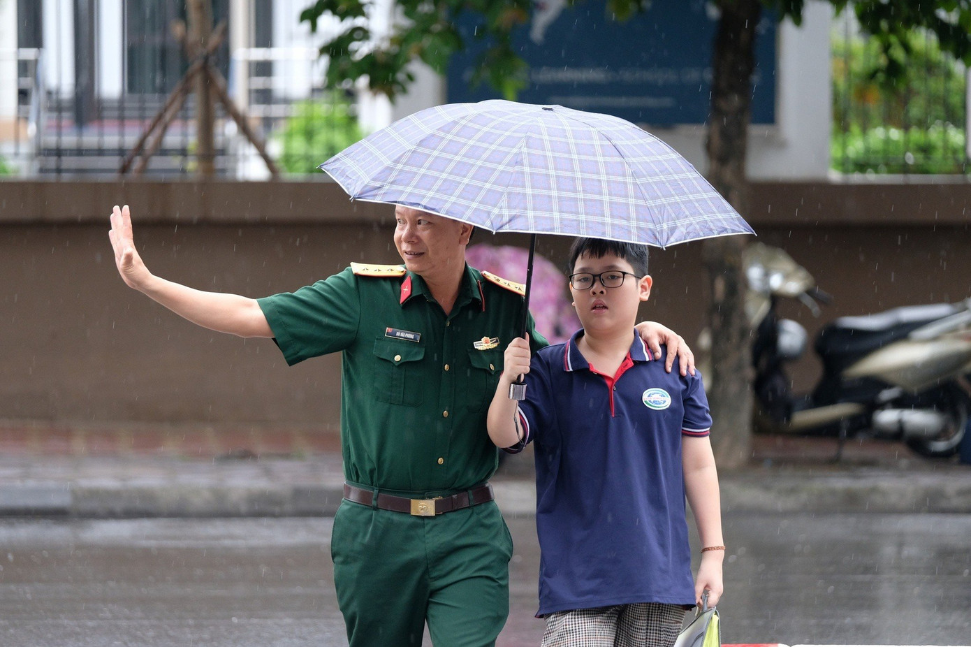 Phụ huynh đến từ sớm, đưa con vào điểm thi.