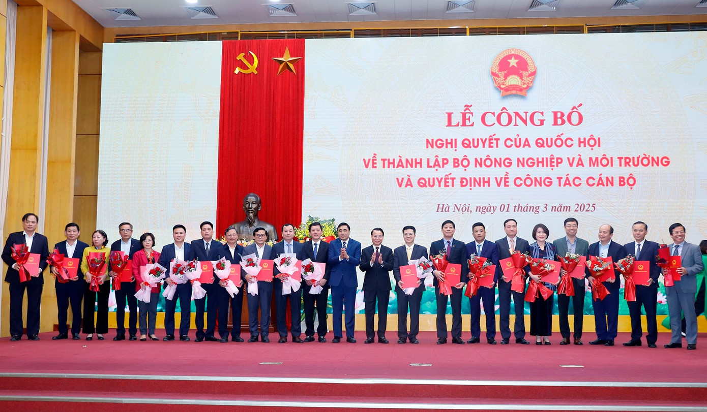 Bộ trưởng Đỗ Đức Duy trao quyết định bổ nhiệm lãnh đạo các đơn vị Cục Chăn nuôi và Thú y, Cục Thuỷ sản và Kiểm ngư, Vụ Khoa học và Công nghệ Bộ Nông nghiệp và Môi trường. Bộ trưởng Đỗ Đức Duy trao quyết định bổ nhiệm lãnh đạo các đơn vị Cục Chăn nuôi và Thú y, Cục Thuỷ sản và Kiểm ngư, Vụ Khoa học và Công nghệ Bộ Nông nghiệp và Môi trường.