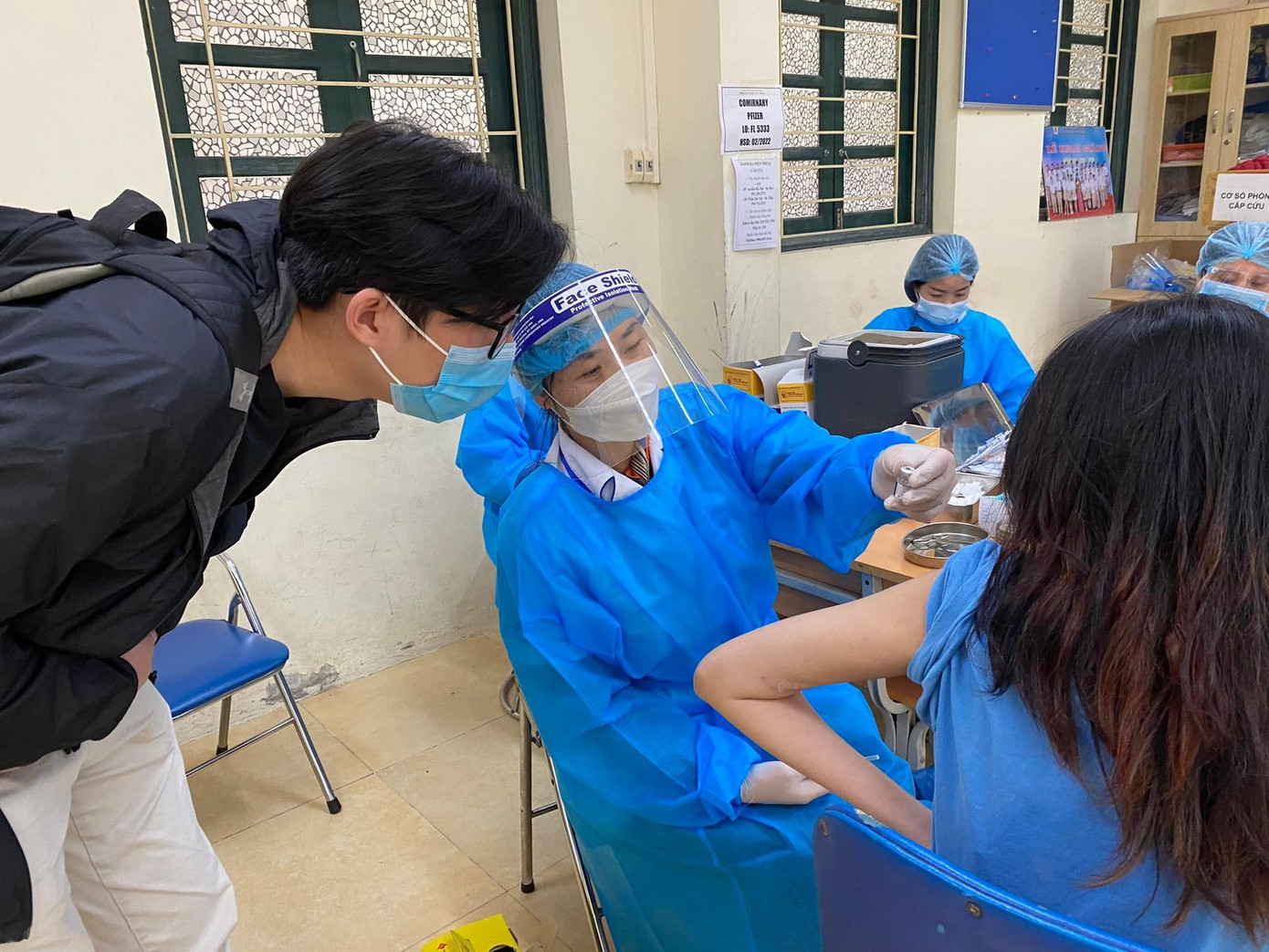 Theo Sở GD&amp;ĐT Hà Nội, từ 23-25/11, thành phố sẽ tiêm phủ vắc xin phòng dịch cho tất cả học sinh THPT. Vắc xin được sử dụng để tiêm cho trẻ 15-17 tuổi là Pfizer. Kết thúc ngày tiêm đầu tiên, tất cả học sinh đều an toàn. Theo kế hoạch, sau khi tiêm xong vắc xin cho trẻ từ 15-17 tuổi, Hà Nội sẽ cho học sinh THPT tựu trường (đầu tháng 12). Tiếp theo, thành phố sẽ triển khai tiêm cho học sinh THCS và cho học sinh bậc này đi học.